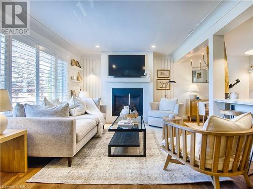 4652 Queensway Gardens, Niagara Falls, ON - Indoor Photo Showing Living Room With Fireplace