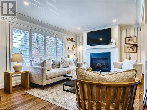 4652 Queensway Gardens, Niagara Falls, ON - Indoor Photo Showing Living Room With Fireplace