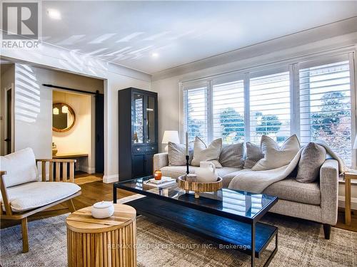 4652 Queensway Gardens, Niagara Falls, ON - Indoor Photo Showing Living Room