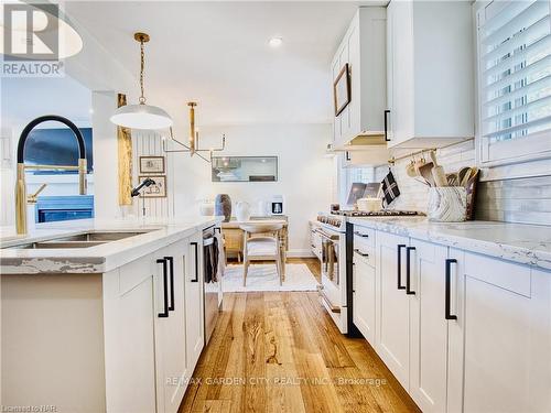 4652 Queensway Gardens, Niagara Falls, ON - Indoor Photo Showing Kitchen With Double Sink With Upgraded Kitchen