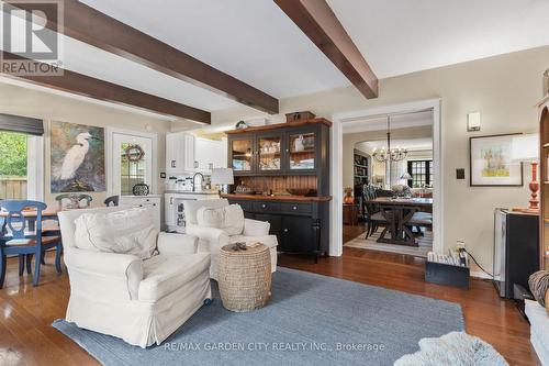 8 Ridgewood Road, St. Catharines, ON - Indoor Photo Showing Living Room