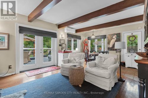 8 Ridgewood Road, St. Catharines, ON - Indoor Photo Showing Living Room