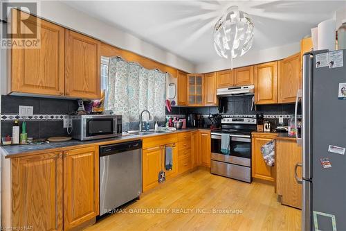 93 Silvan Drive, Welland, ON - Indoor Photo Showing Kitchen With Double Sink