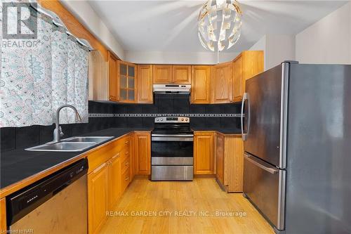 93 Silvan Drive, Welland, ON - Indoor Photo Showing Kitchen With Double Sink