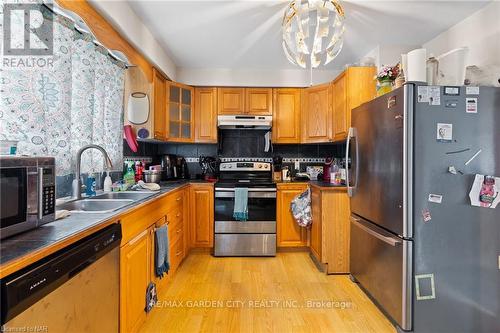 93 Silvan Drive, Welland, ON - Indoor Photo Showing Kitchen With Double Sink