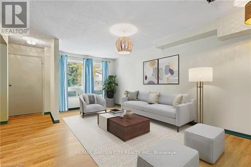 93 Silvan Drive, Welland, ON - Indoor Photo Showing Living Room