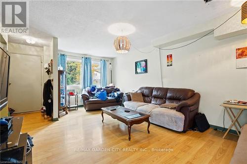 93 Silvan Drive, Welland, ON - Indoor Photo Showing Living Room