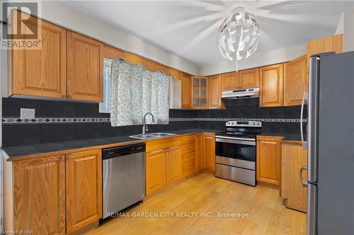 93 Silvan Drive, Welland, ON - Indoor Photo Showing Kitchen With Double Sink