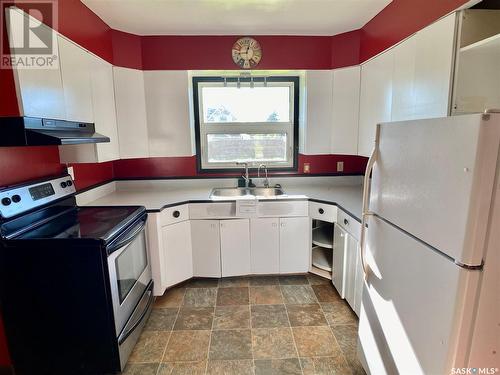 210 3Rd Street E, Carnduff, SK - Indoor Photo Showing Kitchen