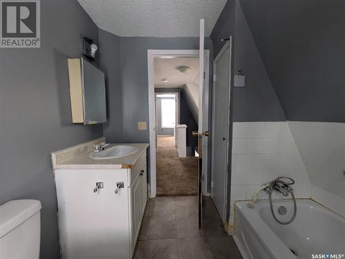 1925 Robinson Street, Regina, SK - Indoor Photo Showing Bathroom