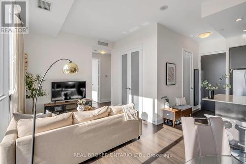 Ph10 - 18 Graydon Hall Drive, Toronto, ON - Indoor Photo Showing Living Room