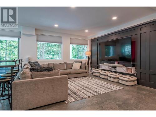 8735 Forsberg Road, Vernon, BC - Indoor Photo Showing Living Room