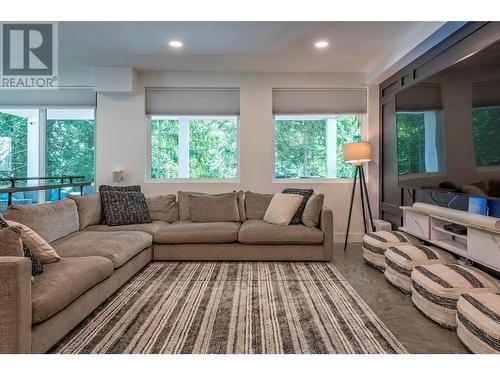 8735 Forsberg Road, Vernon, BC - Indoor Photo Showing Living Room