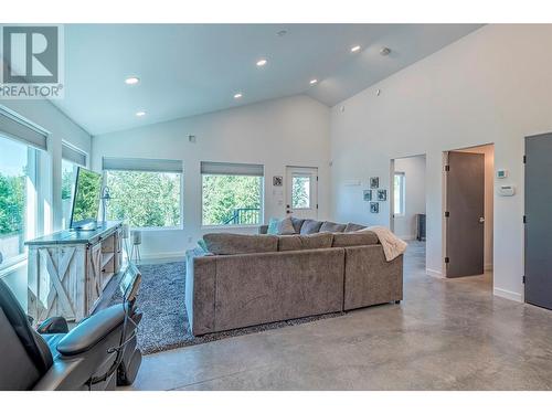 8735 Forsberg Road, Vernon, BC - Indoor Photo Showing Living Room