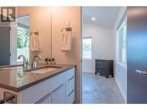 8735 Forsberg Road, Vernon, BC - Indoor Photo Showing Bathroom