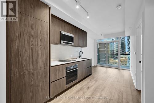 1304S - 127 Broadway Avenue, Toronto, ON - Indoor Photo Showing Kitchen