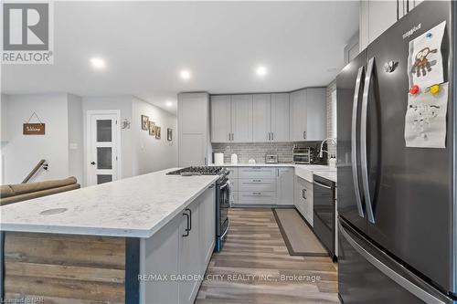 86 Leaside Drive, Welland, ON - Indoor Photo Showing Kitchen With Upgraded Kitchen