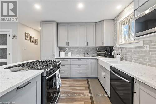 86 Leaside Drive, Welland, ON - Indoor Photo Showing Kitchen With Upgraded Kitchen