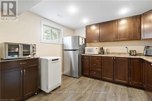 86 Leaside Drive, Welland, ON - Indoor Photo Showing Kitchen