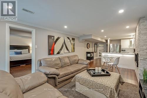 2185 Whitworth Drive, Oakville, ON - Indoor Photo Showing Living Room