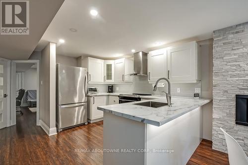 2185 Whitworth Drive, Oakville, ON - Indoor Photo Showing Kitchen With Upgraded Kitchen