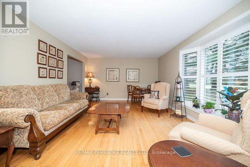 6 Derek Drive, Petawawa (520 - Petawawa), ON - Indoor Photo Showing Living Room