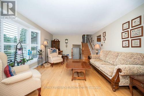 6 Derek Drive, Petawawa (520 - Petawawa), ON - Indoor Photo Showing Living Room