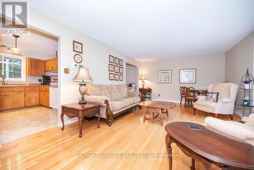 6 Derek Drive, Petawawa (520 - Petawawa), ON - Indoor Photo Showing Living Room