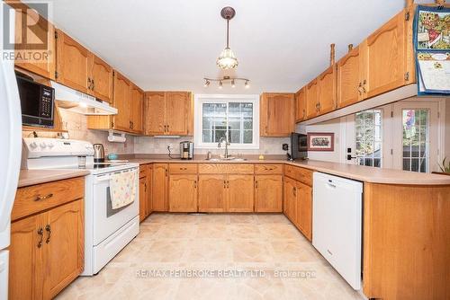 6 Derek Drive, Petawawa (520 - Petawawa), ON - Indoor Photo Showing Kitchen