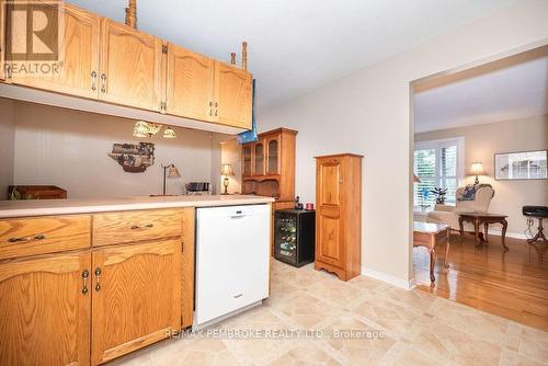 6 Derek Drive, Petawawa (520 - Petawawa), ON - Indoor Photo Showing Kitchen