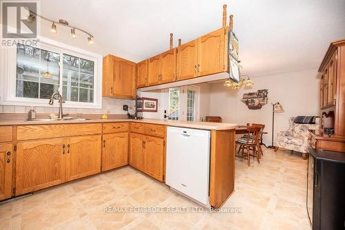 6 Derek Drive, Petawawa (520 - Petawawa), ON - Indoor Photo Showing Kitchen With Double Sink