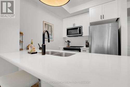 141 - 5055 Greenlane Road, Lincoln, ON - Indoor Photo Showing Kitchen With Stainless Steel Kitchen With Double Sink With Upgraded Kitchen