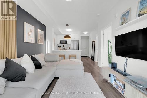 141 - 5055 Greenlane Road, Lincoln, ON - Indoor Photo Showing Living Room