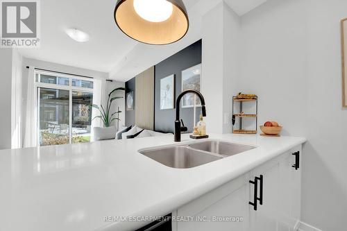 141 - 5055 Greenlane Road, Lincoln, ON - Indoor Photo Showing Kitchen With Double Sink