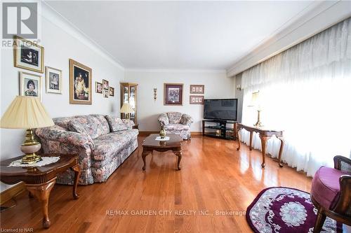 79 Kilgour Avenue, Welland, ON - Indoor Photo Showing Living Room