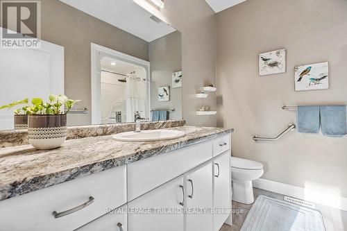 33 - 4700 Hamilton Road, Thames Centre (Dorchester), ON - Indoor Photo Showing Bathroom