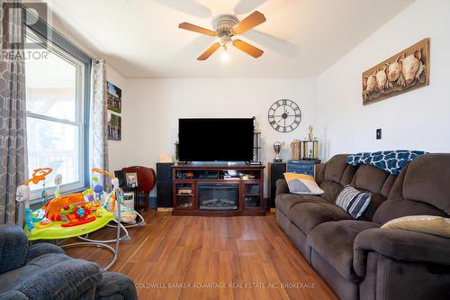 231 Mellanby Avenue, Port Colborne (877 - Main Street), ON - Indoor Photo Showing Living Room