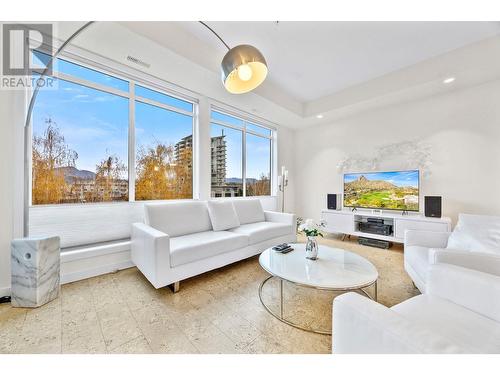 1933 Ambrosi Road Unit# 308, Kelowna, BC - Indoor Photo Showing Living Room