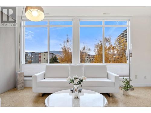 1933 Ambrosi Road Unit# 308, Kelowna, BC - Indoor Photo Showing Living Room