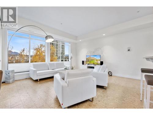 1933 Ambrosi Road Unit# 308, Kelowna, BC - Indoor Photo Showing Living Room