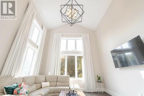 560 Woodview Road, Burlington, ON - Indoor Photo Showing Living Room