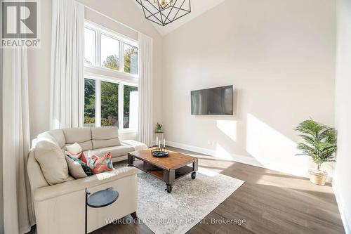 560 Woodview Road, Burlington, ON - Indoor Photo Showing Living Room