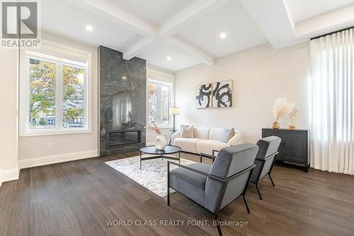 560 Woodview Road, Burlington, ON - Indoor Photo Showing Living Room