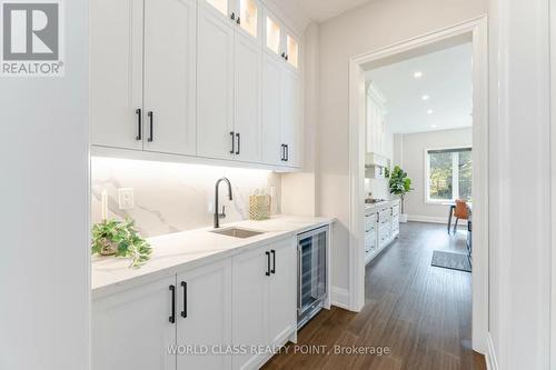 560 Woodview Road, Burlington, ON - Indoor Photo Showing Kitchen With Upgraded Kitchen