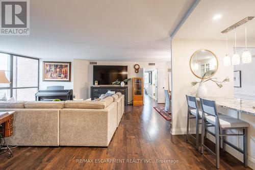 610 - 1230 Marlborough Court, Oakville, ON - Indoor Photo Showing Living Room