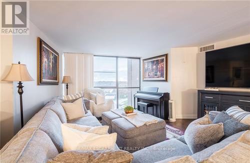 610 - 1230 Marlborough Court, Oakville, ON - Indoor Photo Showing Living Room