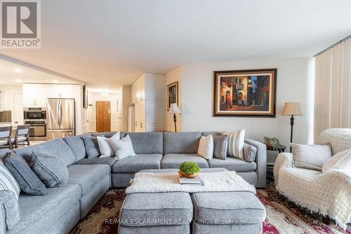 610 - 1230 Marlborough Court, Oakville, ON - Indoor Photo Showing Living Room