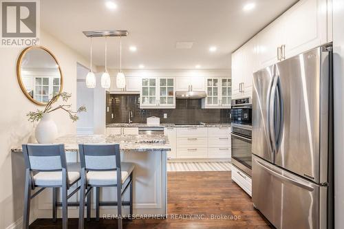 610 - 1230 Marlborough Court, Oakville, ON - Indoor Photo Showing Kitchen With Stainless Steel Kitchen With Upgraded Kitchen