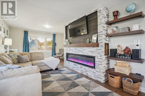 25 Rockwood Avenue, St. Catharines, ON - Indoor Photo Showing Living Room With Fireplace