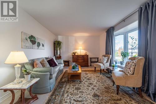 364 Cochrane Court, Scugog (Port Perry), ON - Indoor Photo Showing Living Room